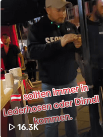 Sollten immer in Lederhosen oder Dirndl kommen